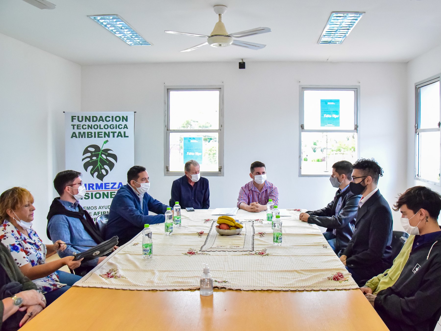 Vista amplia de participantes alrededor de la mesa durante la apertura de la Fundación