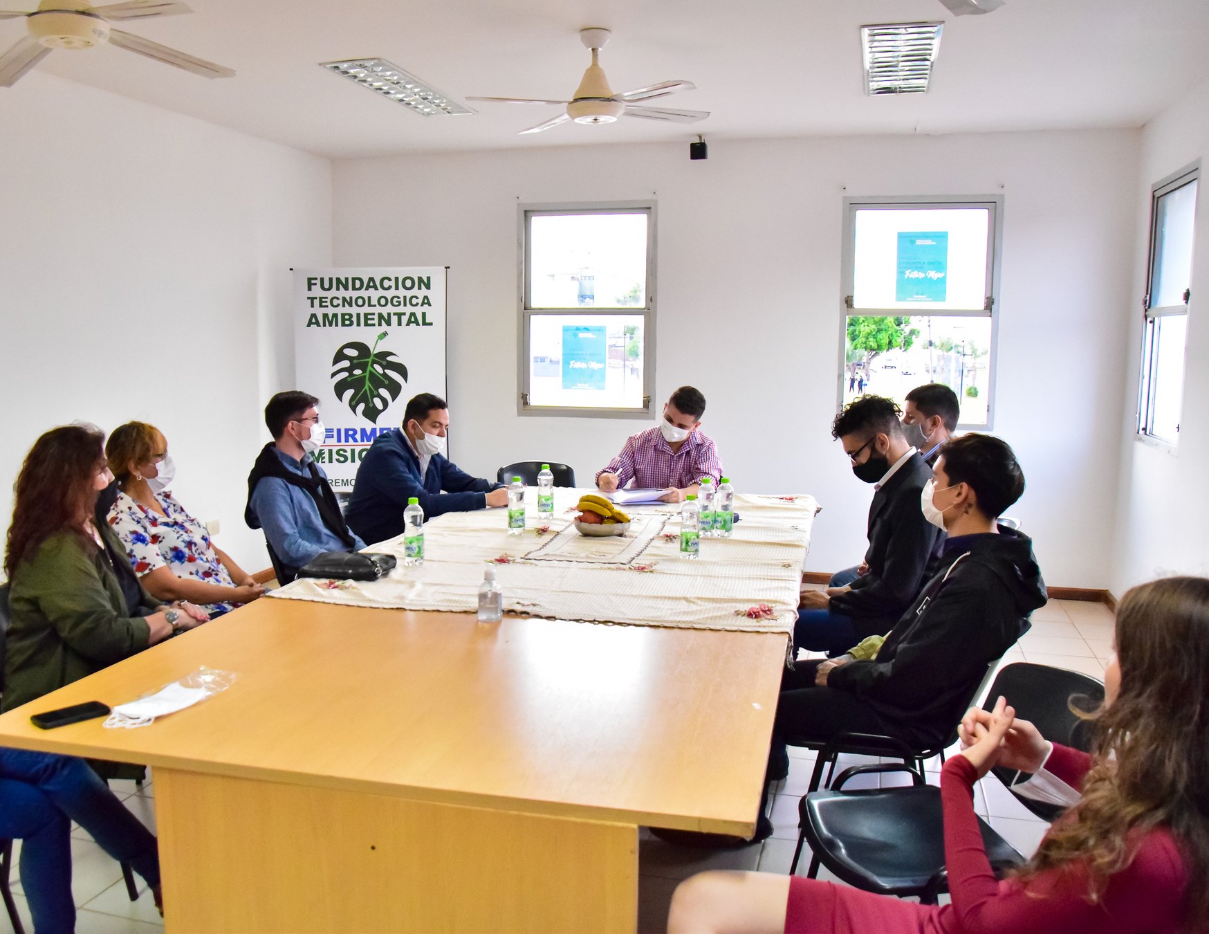Grupo de participantes reunido durante el registro de apertura de la Fundación