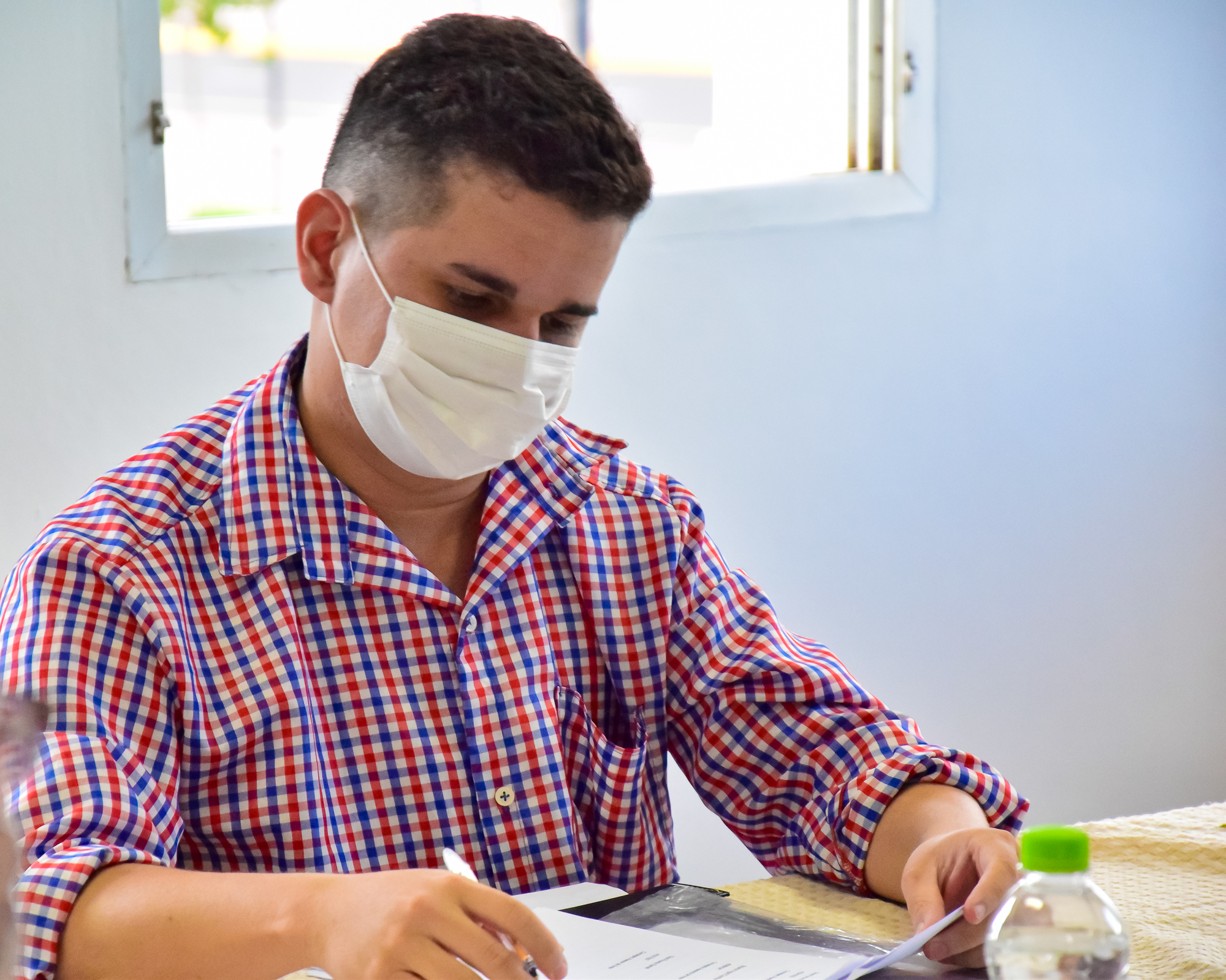 Participante trabajando con documentos durante la jornada de apertura de la Fundación