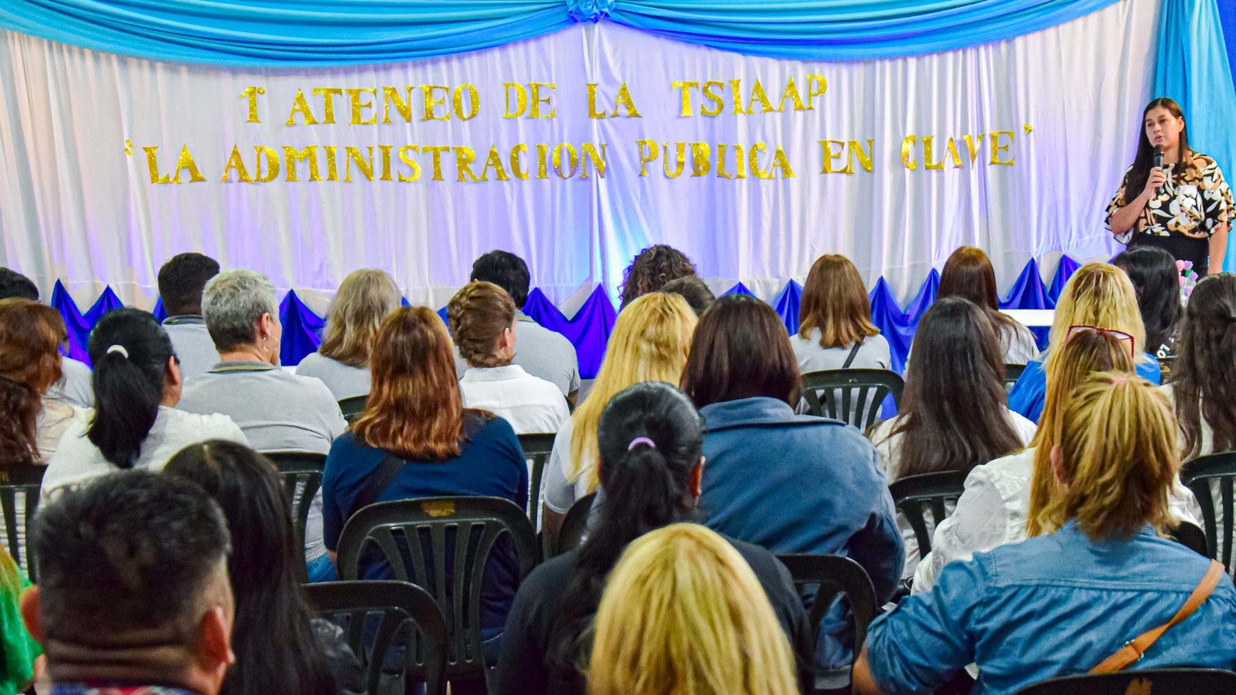 Público asistente frente al escenario del ateneo identificado en la puesta visual