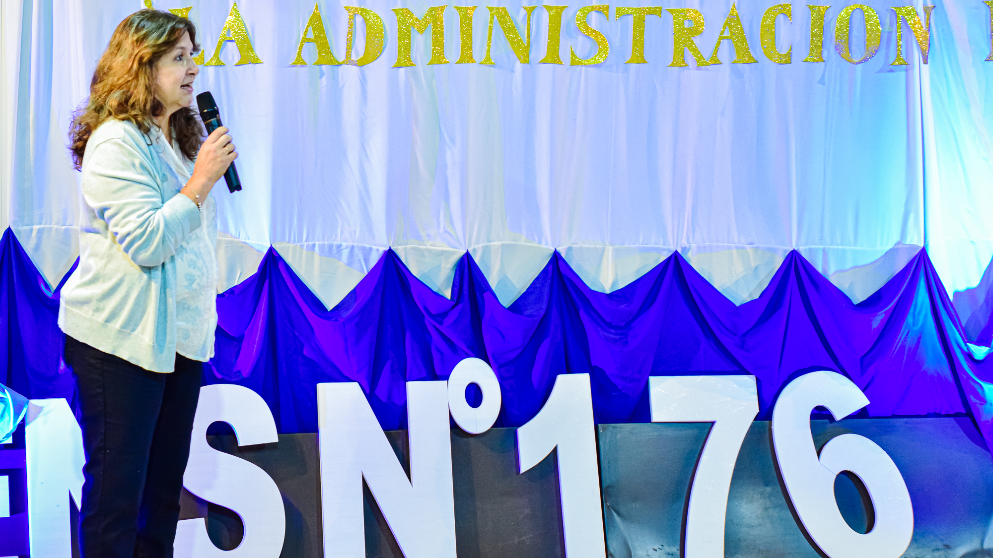 Personas reunidas en un aula durante un ateneo registrado en el CENS 176