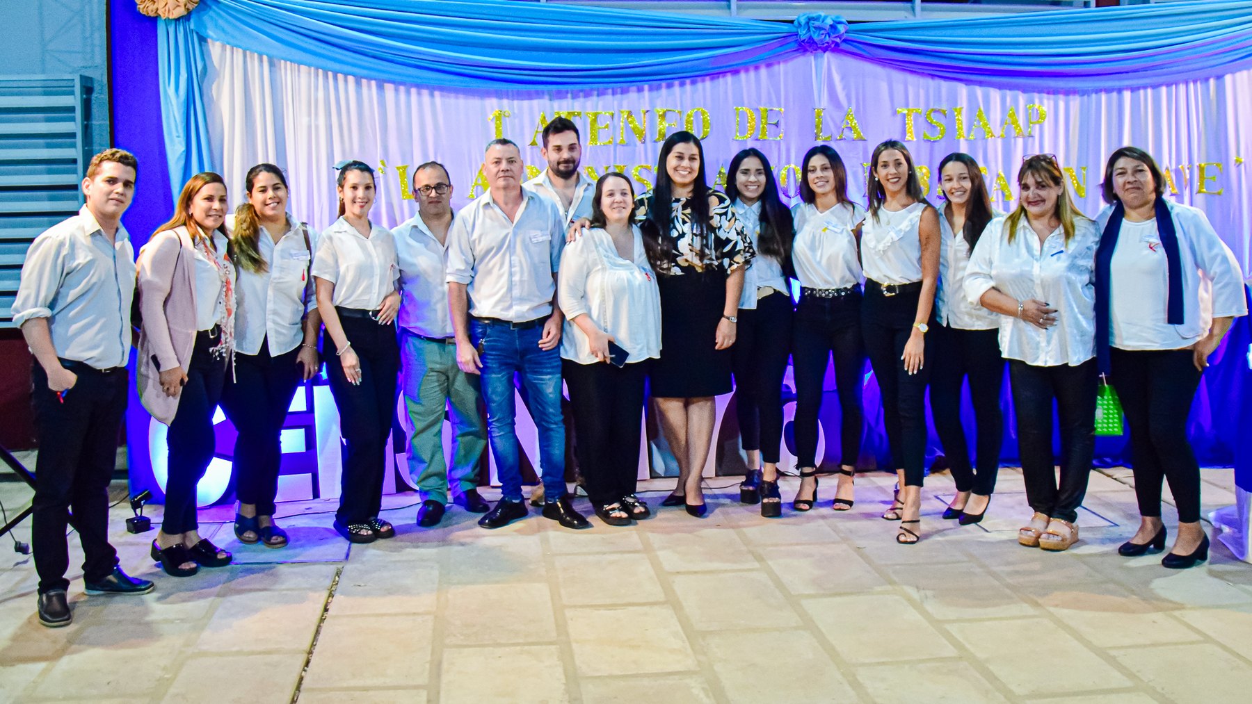 Grupo de personas frente a la identificación visual del ateneo
