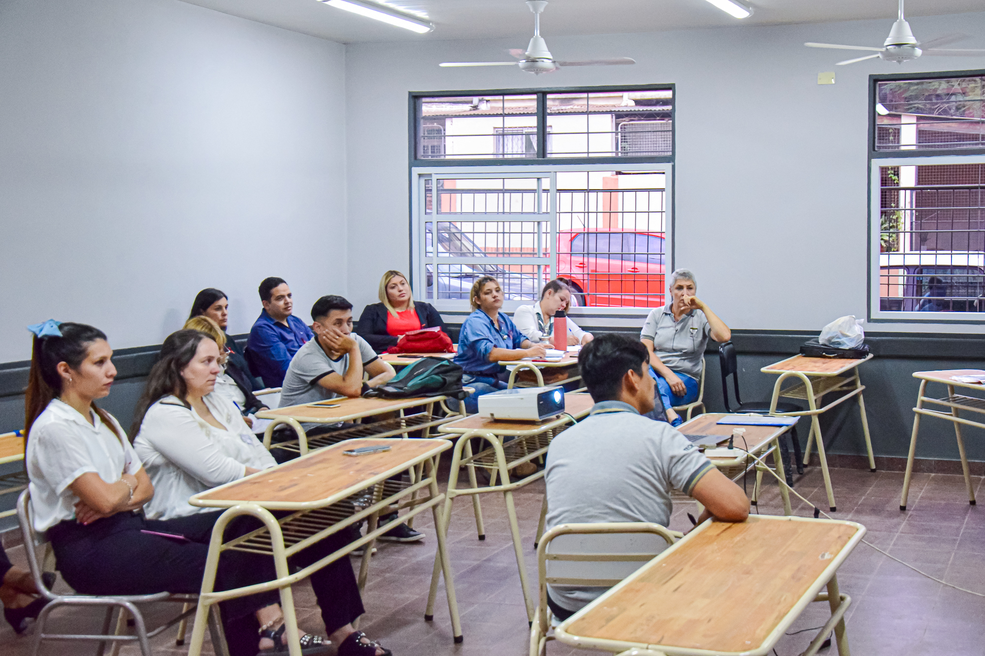 Personas participantes en el aula durante la actividad del CENS 176