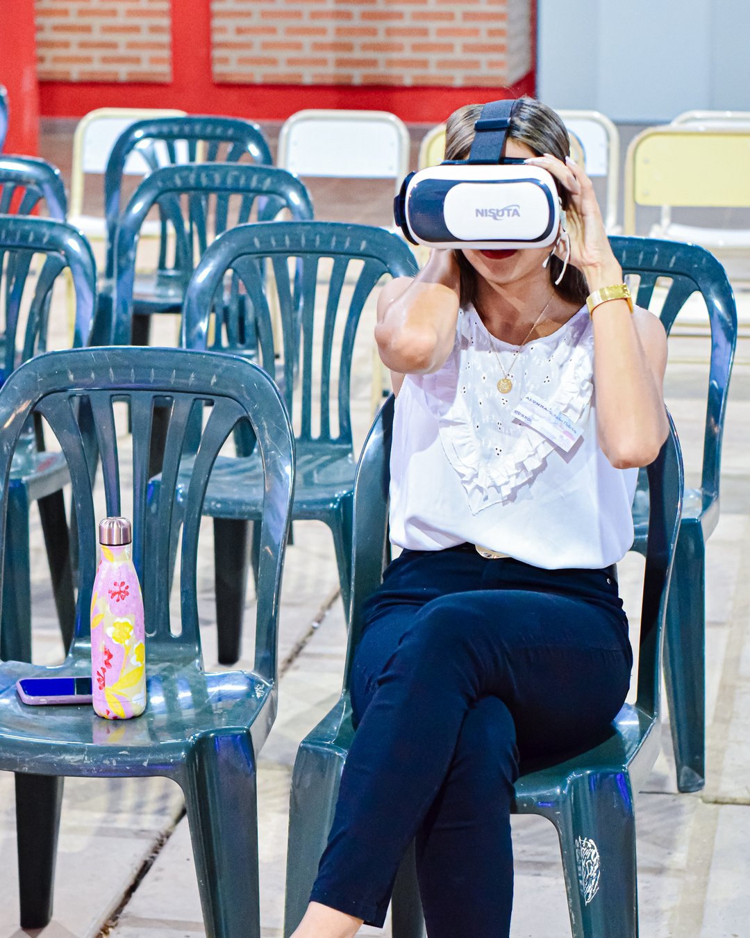 Participante usando un visor de realidad virtual durante la jornada