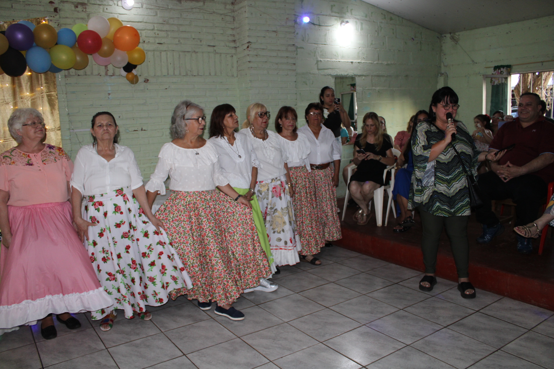 Participantes con vestimenta de danza durante la actividad comunitaria del Club Esperanza
