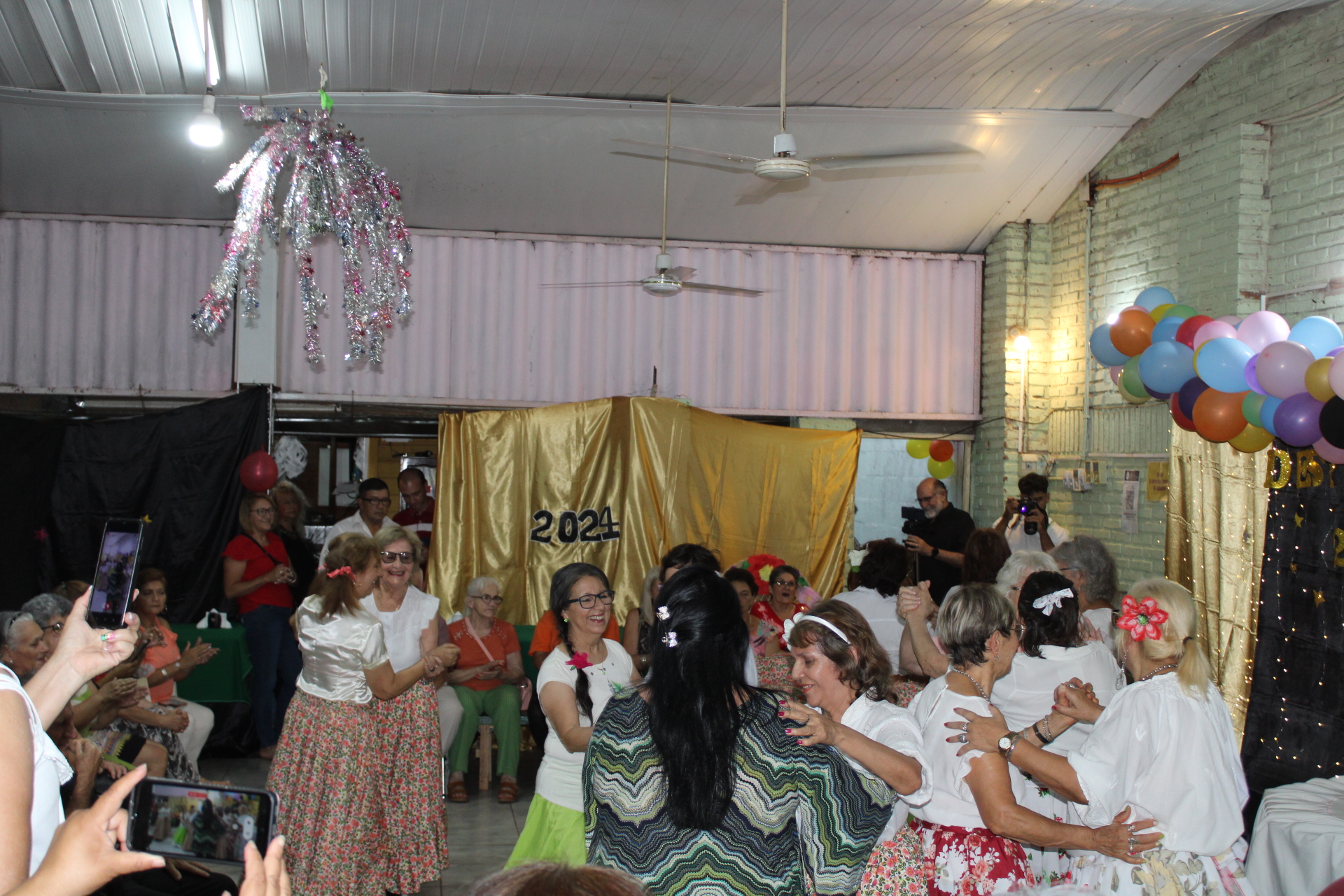 Personas bailando durante el encuentro de despedida de 2024