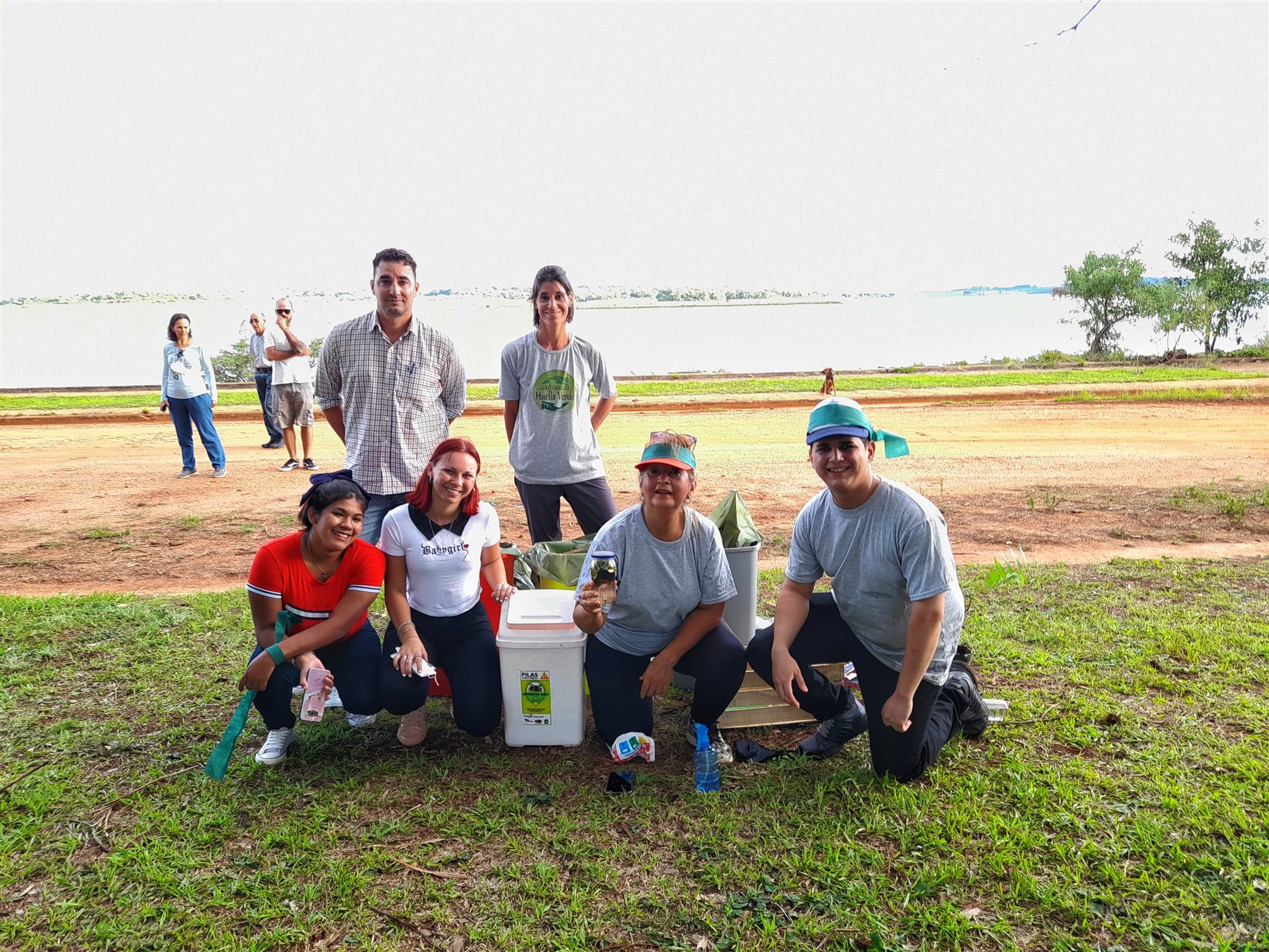 Participantes junto a materiales de limpieza durante una jornada comunitaria en Garupá