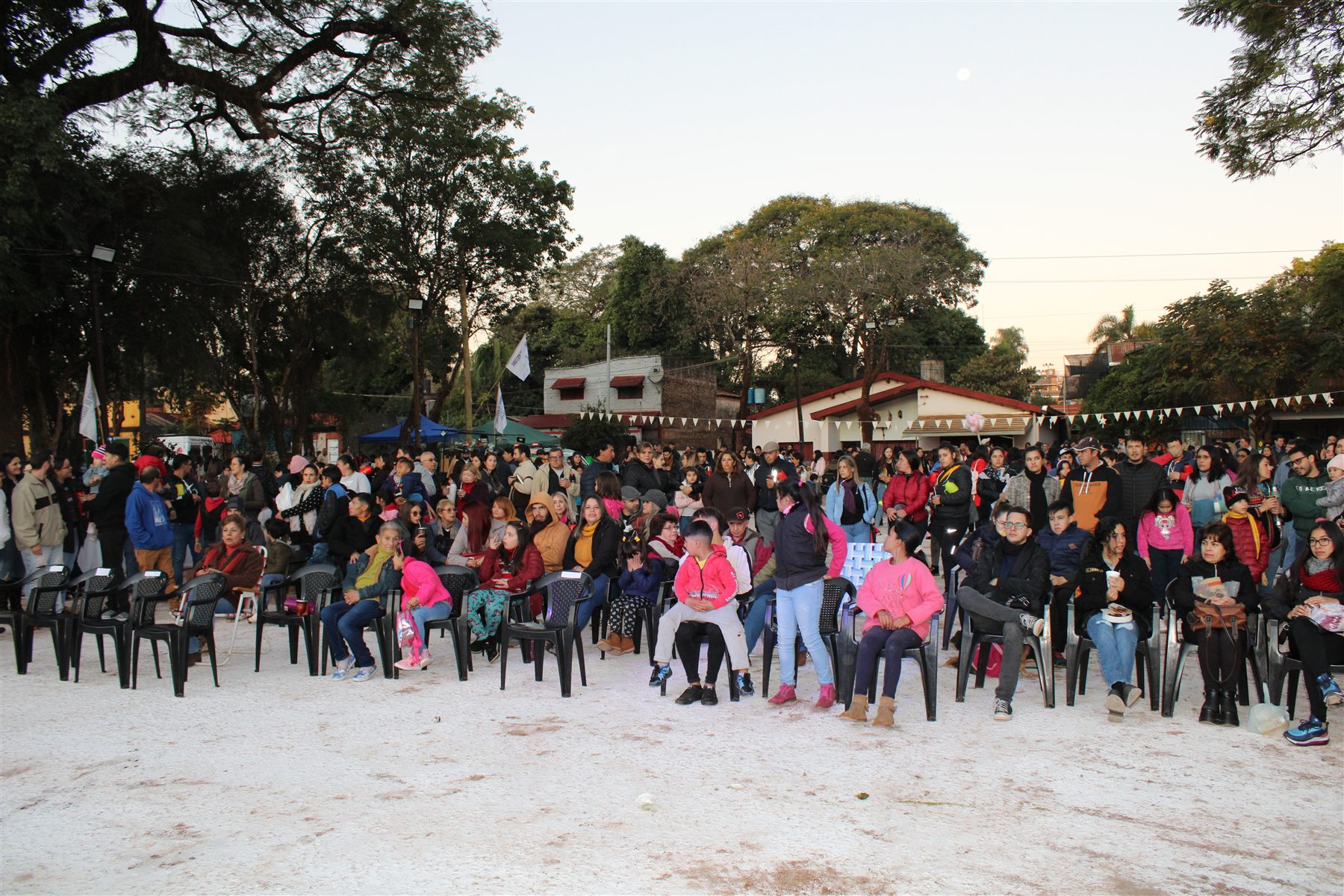 Personas reunidas al aire libre durante un encuentro comunitario en Virasoro