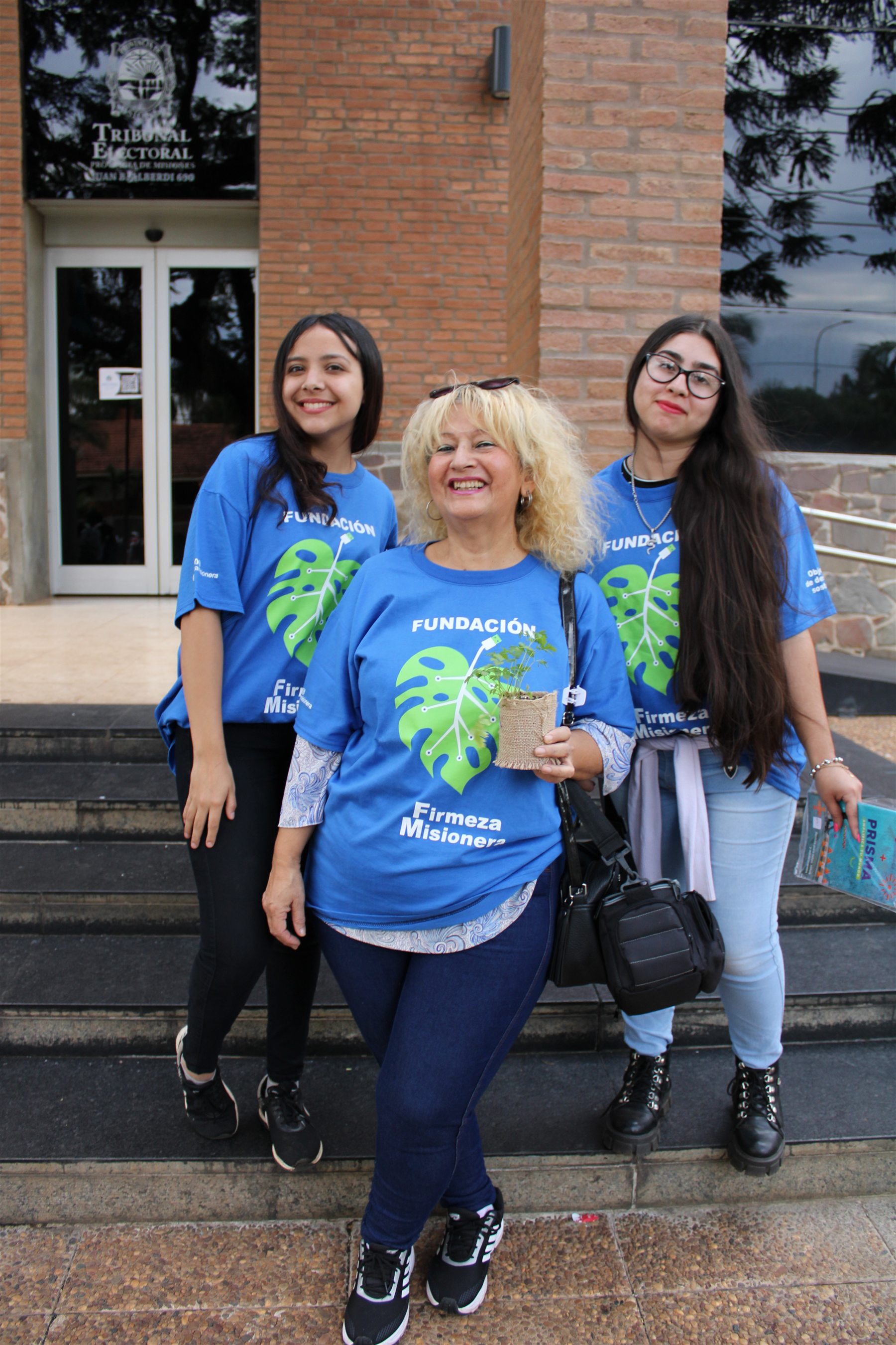Equipo de voluntarias de la Fundación con remeras identificatorias